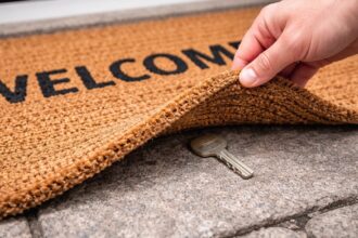 Homeowner Sends Masked Intruders Fleeing After They Use Hidden Key to Enter Connecticut Home, Juvenile Suspect Shot – USA Carry