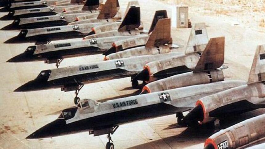 The SR-71 Blackbird’s Ancestor Was Redrawn in 1961 to Carry 4 Nuclear Bombs at Mach 3.2 and 90,000 Feet, Then the Air Force Chose the 6-Engine XB-70 Valkyrie